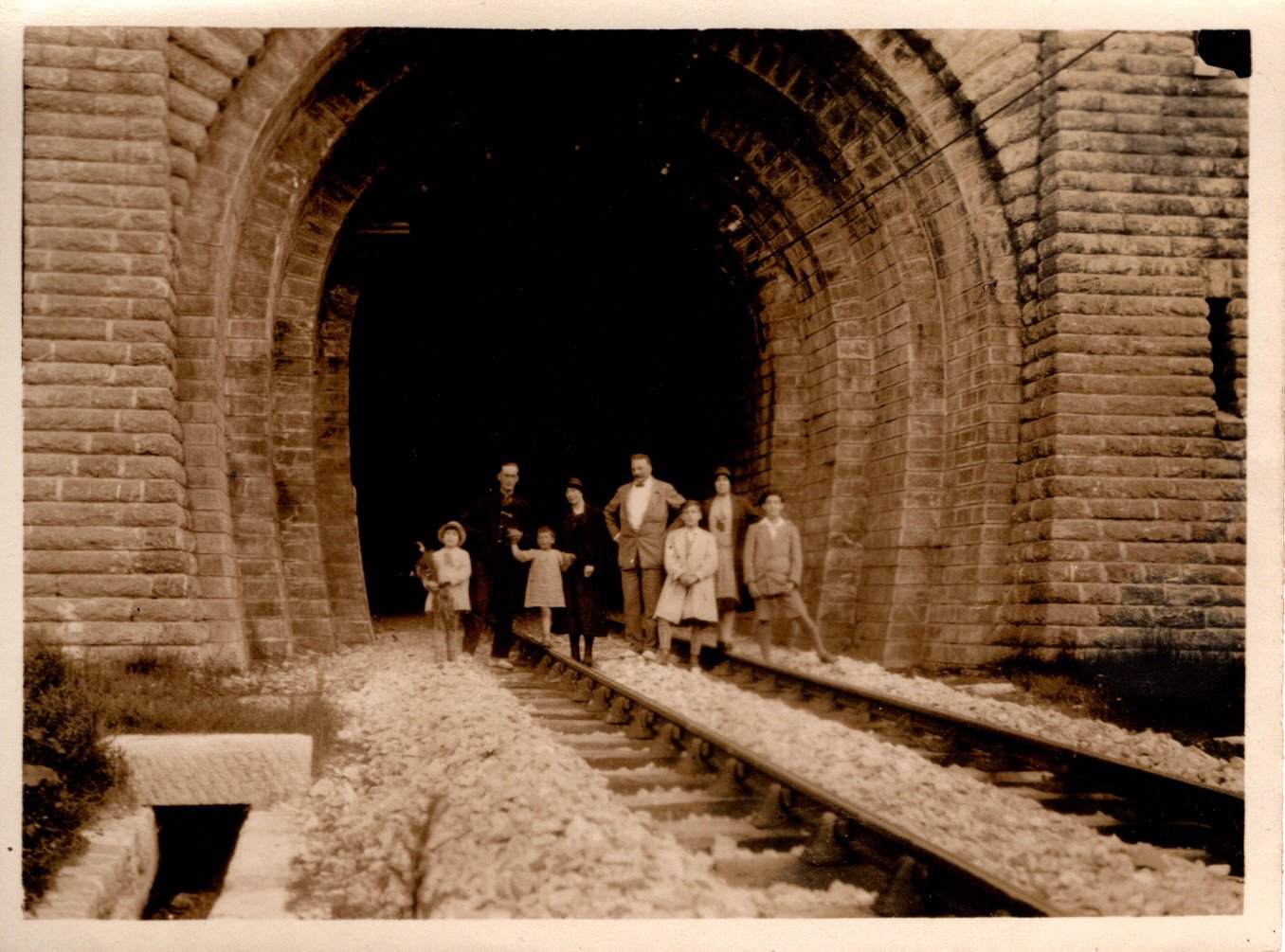 DocPictures/62MA_famille-Saint-Bois-a-l-entree-du-tunnel-ferroviaire-du-Somport.jpg